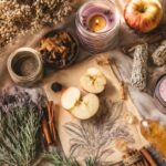 Mabon – die Herbst-Tagundnachtgleiche im September, goldenes Herbstlicht im Wald