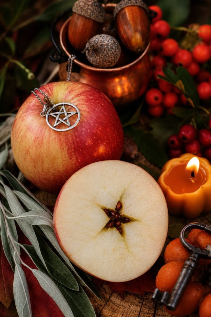 Mabon Apfel-Ritual – quer aufgeschnittener Apfel zeigt den Kern-Stern