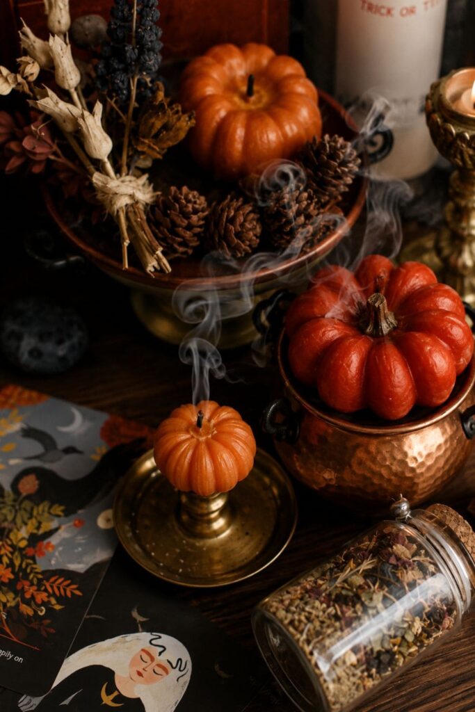 Mabon Altar mit Äpfeln, Eicheln, Rauchquarz und orangefarbener Kerze