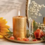 Altar für die Löwe Saison mit goldener Kerze und Karneol